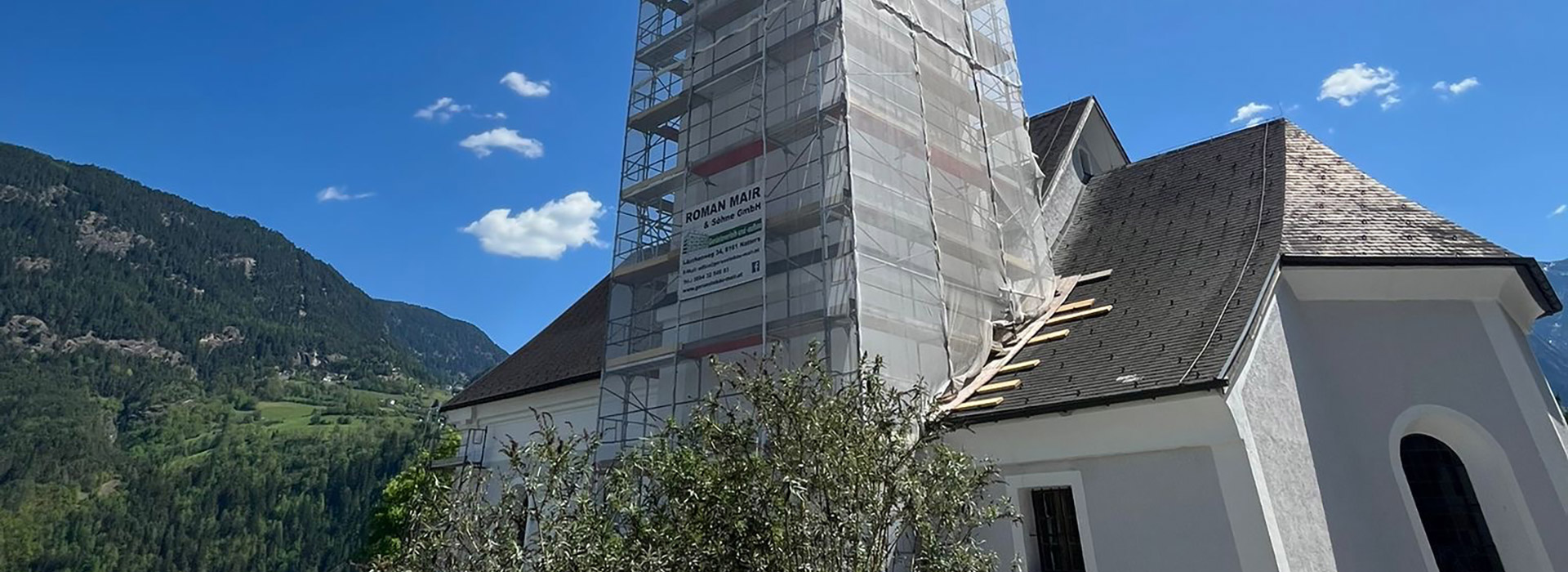 Kirchturm-Einrüstung in Sautens von Gerüstbau Mair