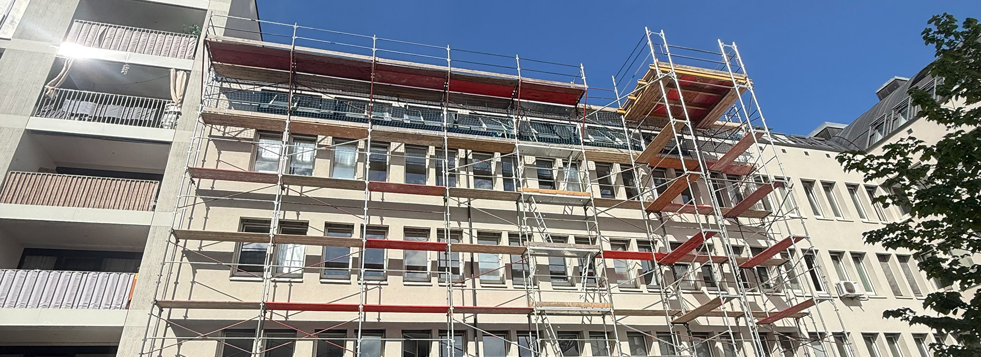 Dachfanggerüst und Lastturm für ein Fassadengerüst in Innsbruck