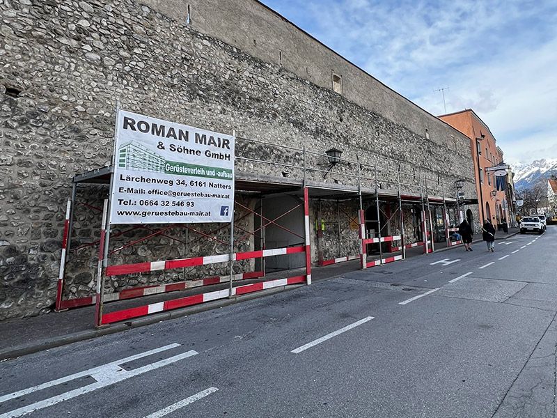 Passagengerüst für eine Mauerrestauration von Gerüstbau Roman Mair