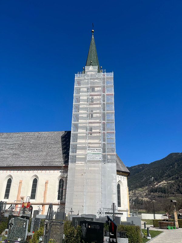 Einrüstung mit Gerüstverkleidung aufgestellt von Roman Mair & Söhne Gerüsteverleih und Aufbau