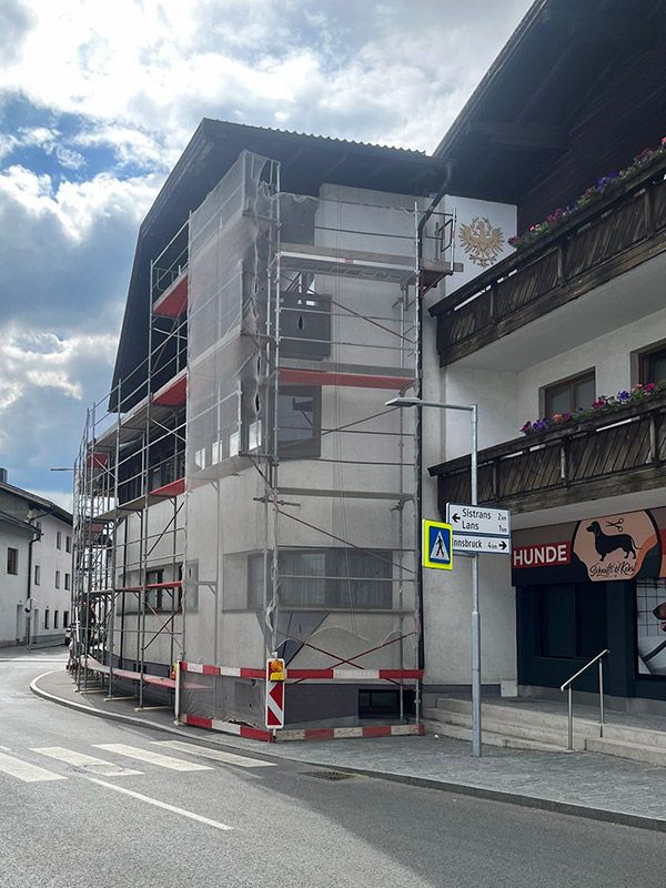 Eingerüstetes Wohnhaus in Aldrans von Gerüstbau Mair