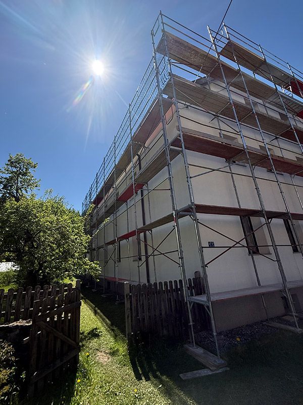 Eingerüstetes Wohnhaus in Innsbruck