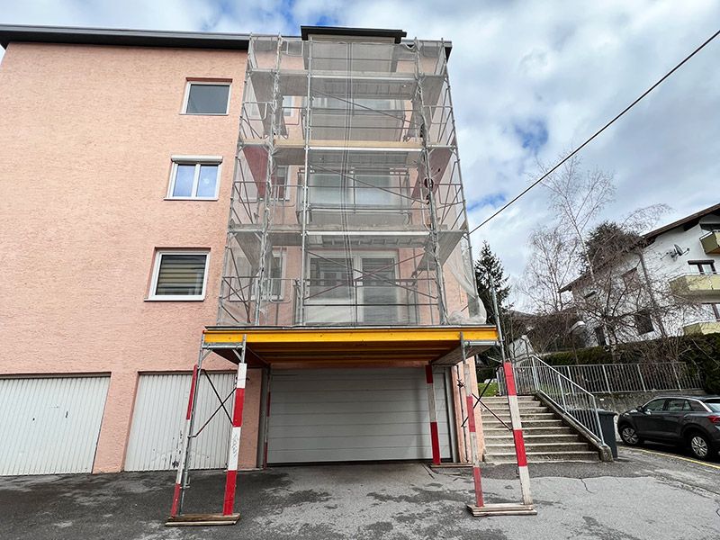 Überbauung für eine Garagenausfahrt bei einem Wohnhaus