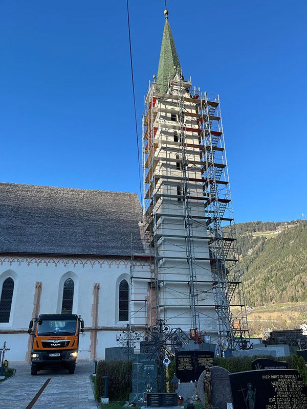 Einrüstung des Kirchturms noch ohne Gerüstverkleidung