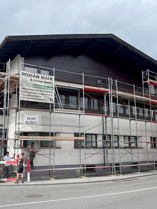 Fassadengerüst für ein Wohnhaus, aufgestellt von Gerüstbau Mair