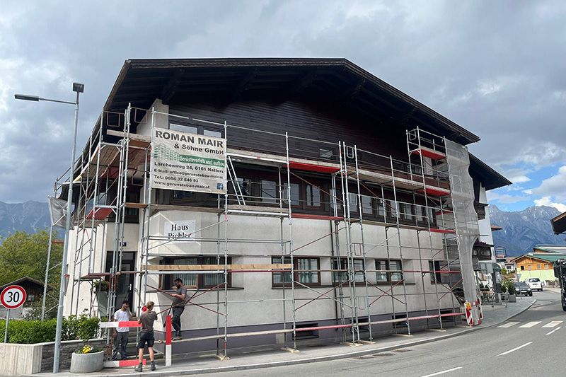 Fassadengerüst für ein Wohnhaus in Aldrans von Roman Mair & Söhne Gerüsteverleih