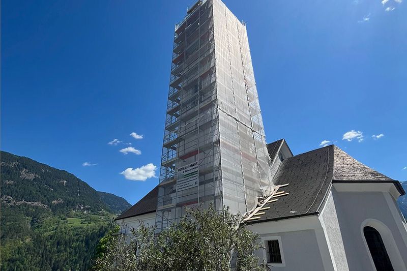 Einrüstung des Kirchturms in Sautens von Gerüstbau Mair