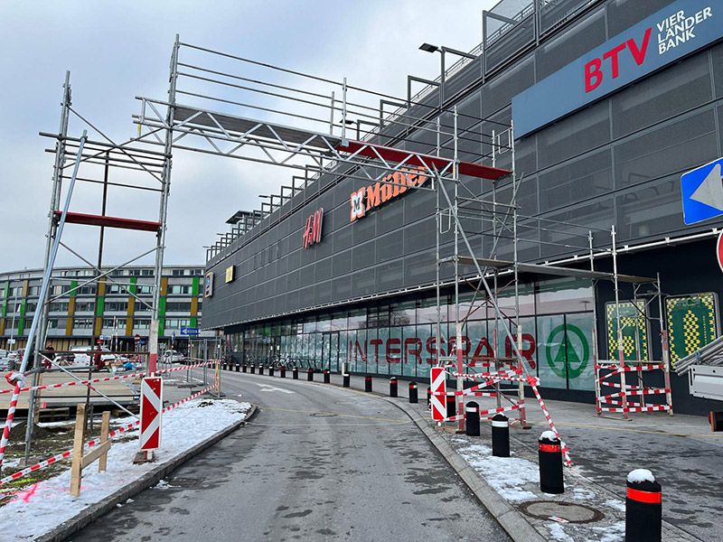 Kabelbrücke für die Einfahrt auf dem Parkplatz vom DEZ Einkaufszentrum in Innsbruck