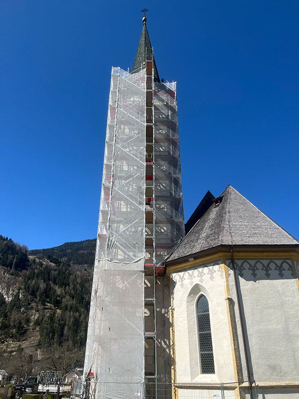 Seitliche Ansicht der Einrüstung mit Treppenaufgang