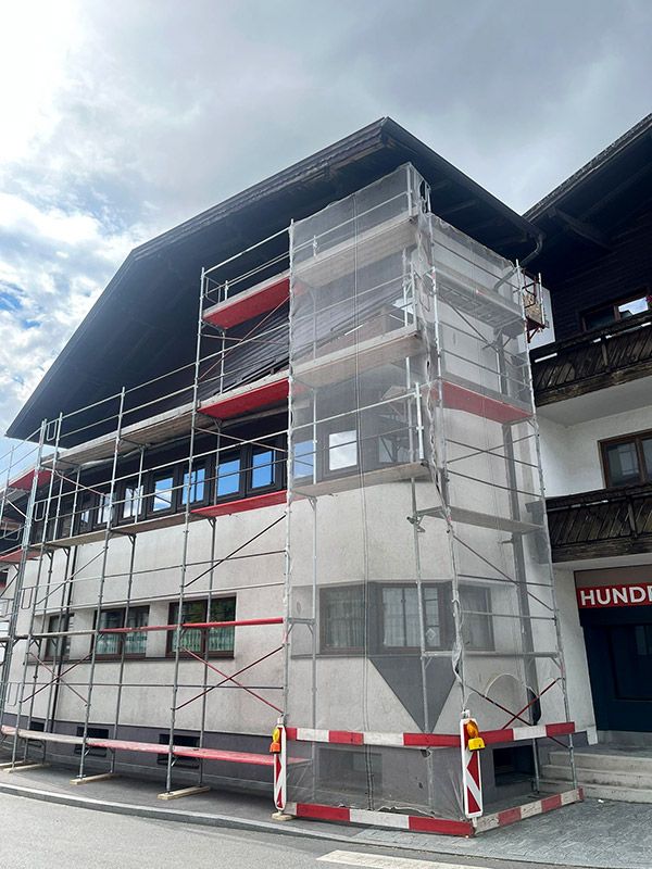 Fassadengerüst mit teilweise Gerüstverkleidung