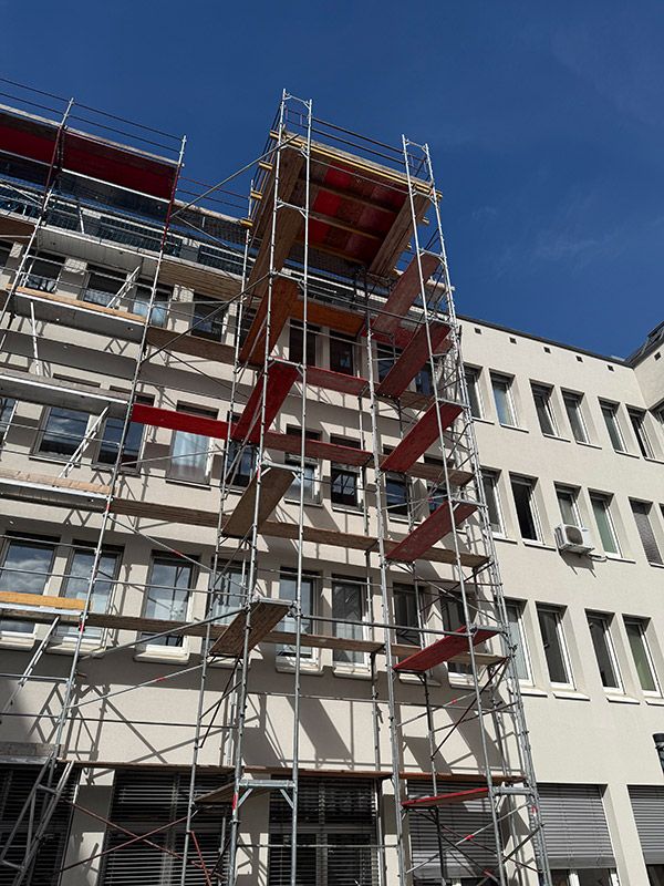 Lastturm bei einem Mehrparteienhaus, aufgestellt von Roman Mair & Söhne Gerüsteverleih und Aufbau