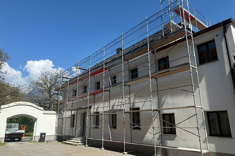 Einrüstung eines großen Wohnhauses in Innsbruck von Roman Mair & Söhne Gerüsteverleih