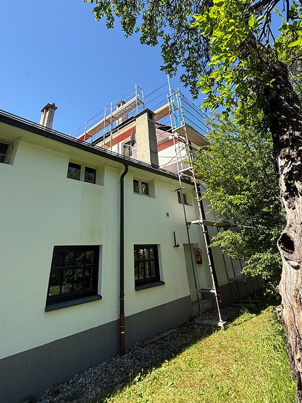 Ansicht des Hauses, seitlich von unten mit dem Dachfanggerüst, aufgebaut von Gerüstbau Mair