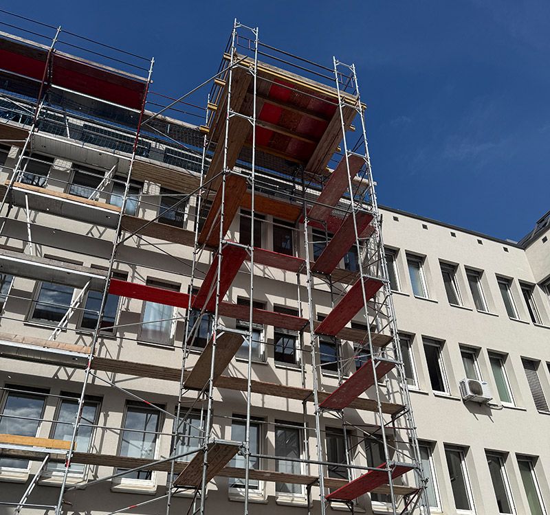 Lasttürme für hohe Lasten auf großen Flächen an einem mehrstöckigen Gebäude