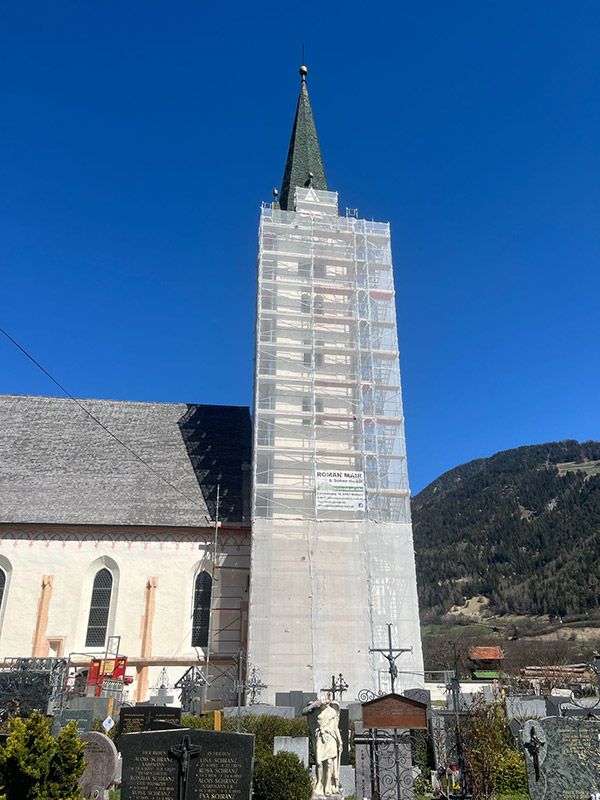 Eingerüsteter Kirchturm der Kirche in Prutz