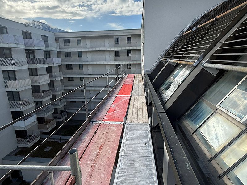 Ausschussgerüst bei einer Wohnanlage von Gerüstbau Mair