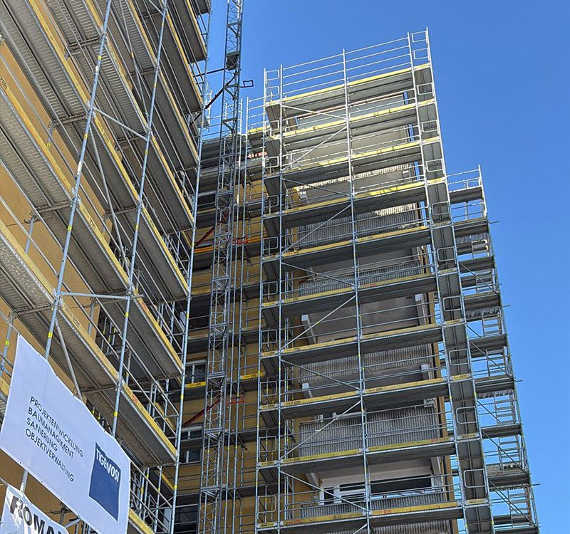 Schwerlastgerüst für hohe Lasten bei einem Wohnblock