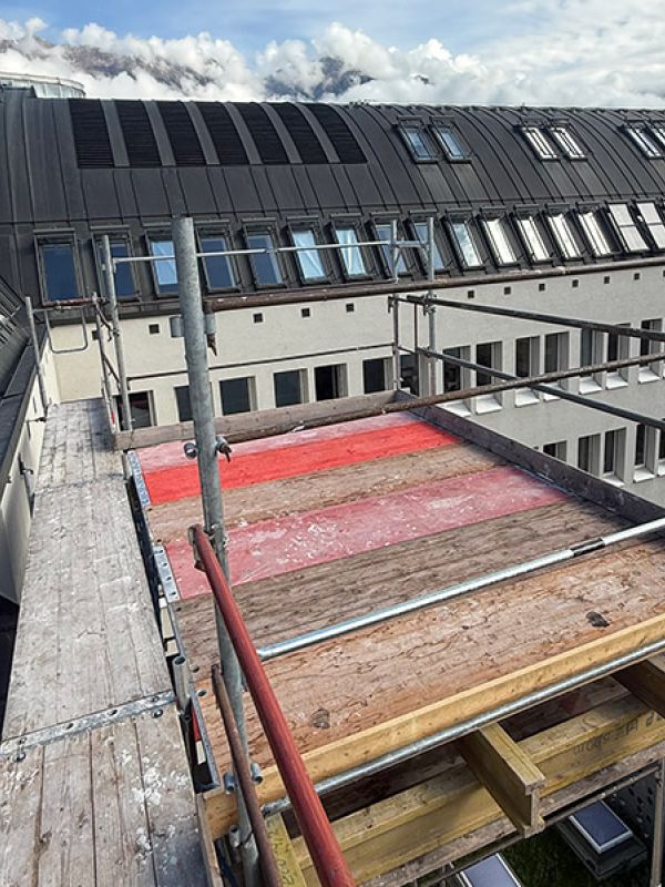 Dachfanggerüst mit Lastturm