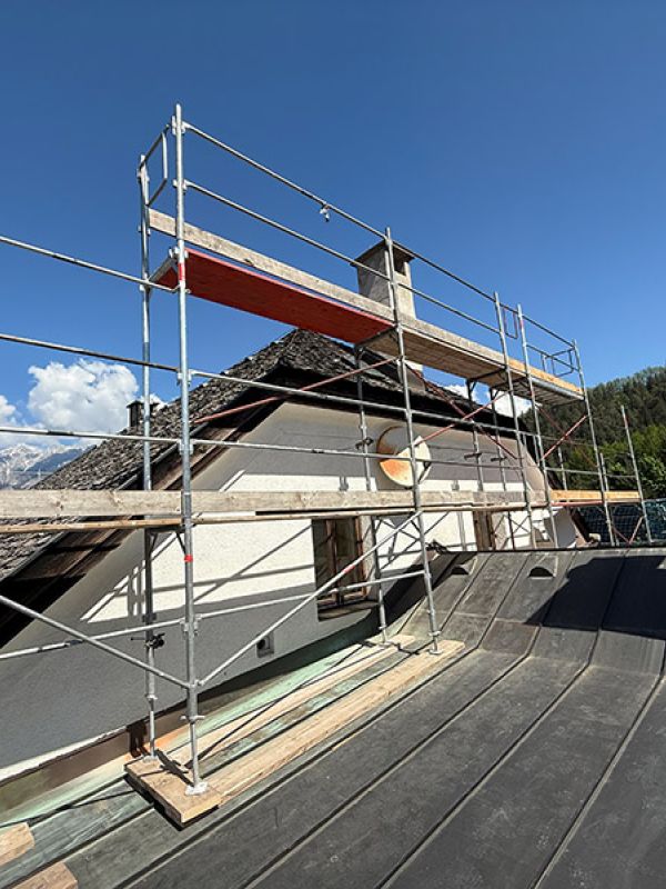 Zusätzliches Dachfanggerüst auf dem Dach 