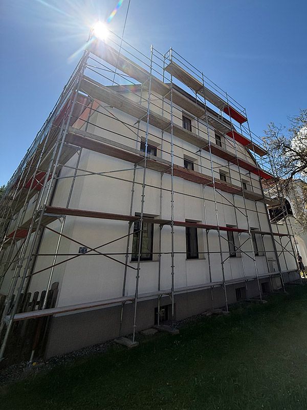 Seitliche Ansicht des Hauses mit Einrüstung und Dachfanggerüst